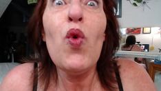Afspelen 1011 kizzy's reuzin heeft zuigkracht, roodharige dawnskye tuit haar lippen en inhaleert. zuigt arme kizzy van zijn voeten