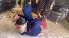 Reproduzir Menina mandona, hogties e gags, colega de quarto descalça com corda, fita adesiva e revestimento de meia-calça