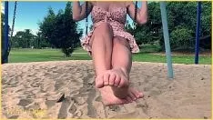 Redare Soția se plimbă pe leagăn în parc fără chiloți public exhibiționist