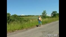 Jouer toymissy de la jeunesse se fait faire par le gentleman d'un gentleman pratiquement suppuré