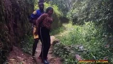Jouer Grosse chatte d'ébène africaine baise sur la route du village - voyage missionnaire hardcore