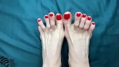 Jouer Footfetish et une nouvelle pédicure en rouge