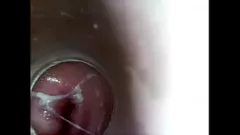 Jouer Gode ​​auto-fuck de 8 pouces : une vue rapprochée d'une chatte dégoulinante et mouillée