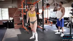 Reproducir El travieso entrenamiento en el gimnasio de la adolescente Serena Avery: una clase magistral de mamada