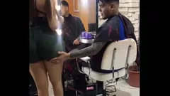 Jouer Trio amateur avec une ado tatouée et de gros seins