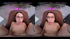 播放 戴眼镜的火辣黑发美女在 VR 中用玩具享受强烈高潮