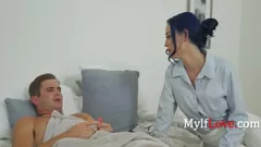 Afspelen Blauwharige MILF betrapt stiefzoon op haar foto's