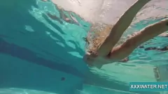 Reproduzir Show de tira subaquática fumegante da estrela pornô húngara Candy