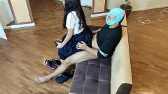 Afspelen Kleine tienerbabe berijdt de harde lul van oom in zelfgemaakte porno