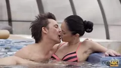 Reproduzir Encontro íntimo da morena adolescente com o velho marido - Angie Moon