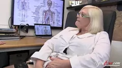 Afspelen Brits MILF trio: harde groepsseks met mollige BBW's