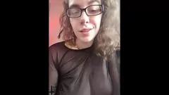 تشغيل امرأة سمراء سميكة في النظارات تصبح غريبة مع الهيمنة المالية واللعب الحمار