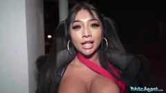 Afspelen Public Agent krijgt een pijpbeurt van een sexy Aziatische babe met geweldige tieten en kont