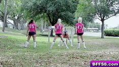 Riproduci Scambia fucworld-beater queste ragazze del calcio dell'associazione gattini avanti e indietro!