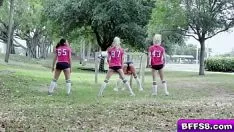 Afspelen Wissel fucworld-beater deze voetbalmeisjes van de vereniging heen en weer!