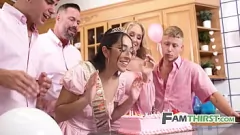 Odtwórz Gang bang z okazji 18. urodzin pasierbicy z przybraną rodziną