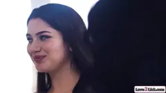 Jouer Étoile de Stepmom Alyx et belle-fille adolescente Queenie Sateen en action lesbienne intense