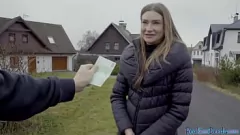 Abspielen Amateur Schlampe saugt und reitet harten Schwanz um Bargeld