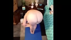 Redare Treziți -vă la țâțe mari și fund suculent în sesiunea de yoga goală