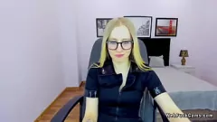 Riproduci Bombe bombe bionde euro tutte in webcam: piccole tette e occhiali