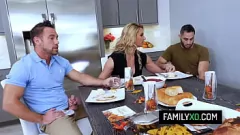 Jouer Busty Milf Phoenix Marie rejoint le beau-fils et l'ami de l'armée dans le trio de Thanksgiving classé X