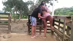 تشغيل اللعنة في الهواء الطلق الهواة: يتم حرث المزرعة الكولومبية في المراعي