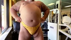 Reproducir Muscle Bear Grandpa no puede resistir el orgasmo de manos libres en el gimnasio