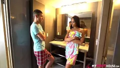 Redare Busty Gia Vendetti nu poate rezista la pula mare a fiului vitreg