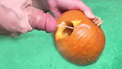 Redare Halloween Fuck Fest: Gagica amatorilor adevărați compară păsărică și dovleac
