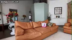 Abspielen Tätowierte lesbische Babes werden mit Muschi leckt und fingert