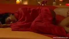 Odtwórz Przeżyj najwyższą zmysłową przyjemność z parą międzyrasową podczas sesji masażu erotycznego