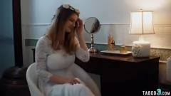 Afspelen Magere brunette lesbienne Alex Coal troost een rondborstige bruid Bunny Colby met gepassioneerd poesjelikken en oraal genot