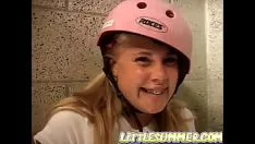 Afspelen Kostbare blonde adolescente zachte zomer houdt van alleen plezier