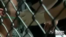 播放 Mma 战斗机得到刑警被包围 维多利亚小姐吸吮