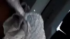 Reproduzir Severamente dingdong fica com o interior úmido e úmido de um buraco de gatinho repetidamente