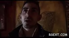 Jouer Fumer un bébé chaud avec une chatte bien rasée donne un boulot fumant