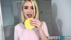 播放 Propsex - 火辣身材矮小的金发少女乱搞她的宽敞