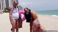 播放 老预测他妈的年轻的色情片与拉丁辣妹保持联系
