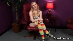 播放 狡猾的婴儿在她的前面得到了射精，支持所有的精液